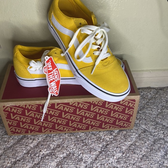 Good quality shoes never worn still in box. - Picture 2 of 3